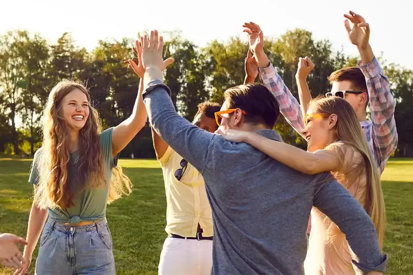 Люди в компанії відпочивають і діляться моментами радості — people relaxing together and sharing joyful moments